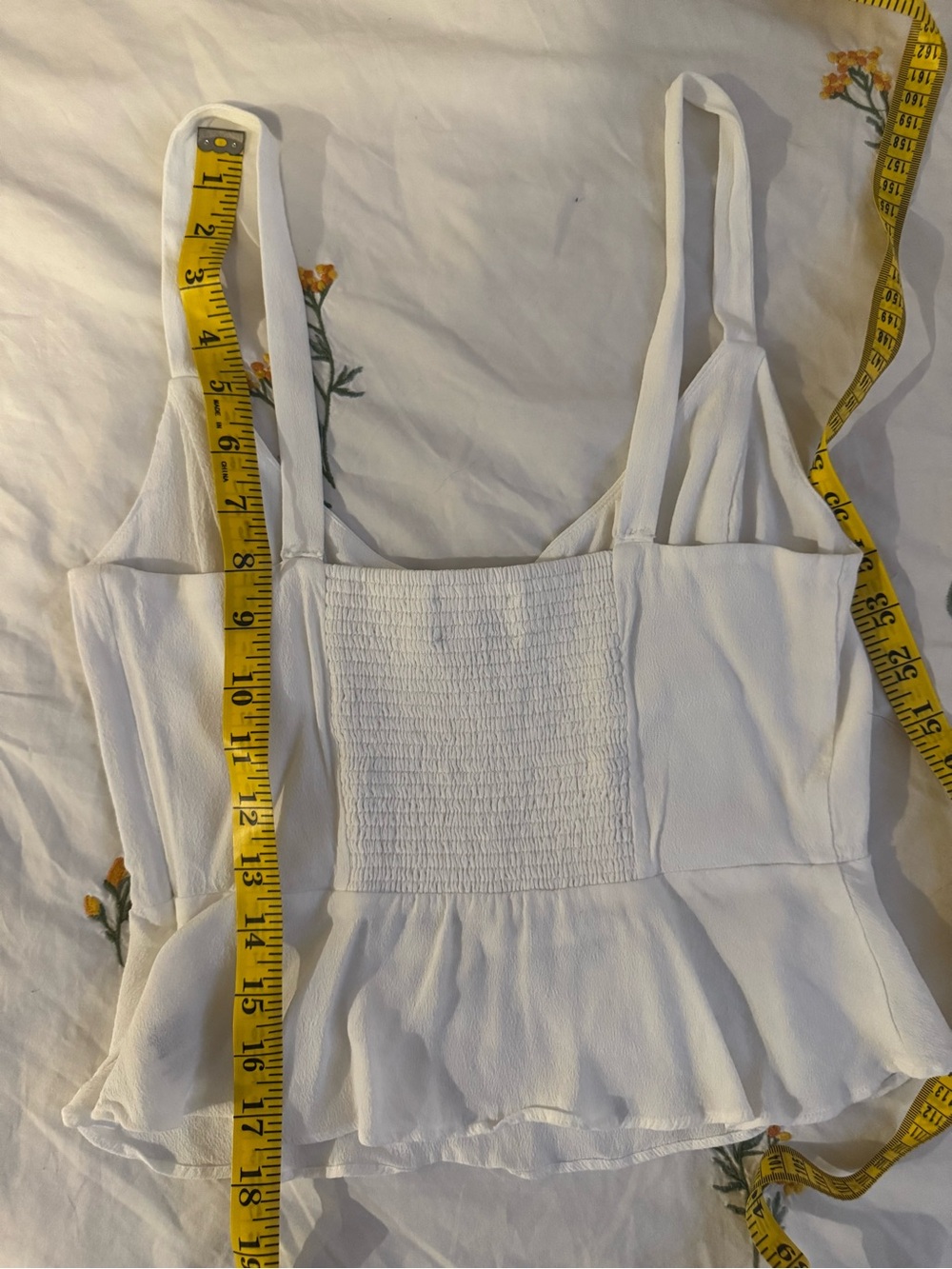 Wilfred Aritzia White Tie-Front Smocked Back Tank Top. Size: M - Picture 4 of 7